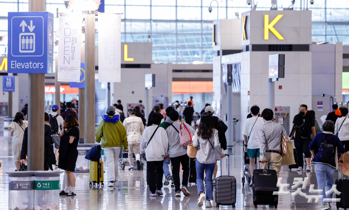 인천공항 출국장이 여행객들로 붐비고 있다. 박종민 기자