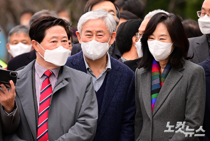 지난해 3월 24일 서울 강남구 삼성서울병원에서 조윤선 전 청와대 정무수석(맨 오른쪽)이 박근혜 전 대통령의 퇴원을 기다리고 있다. 황진환 기자