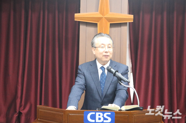 유성교회 신현구 담임목사가 26일 대전CBS 예배실에서 '하나님의 마음'이라는 주제의 설교 말씀을 하고 있다. 정세영 기자
