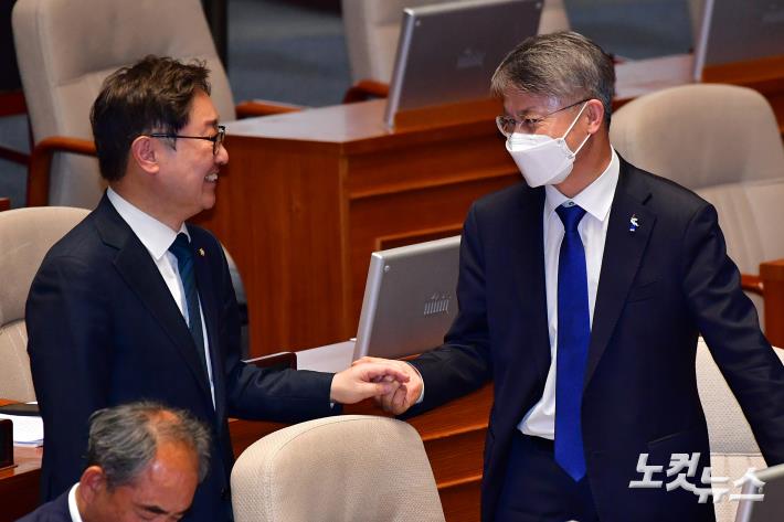 인사하는 민형배-박범계