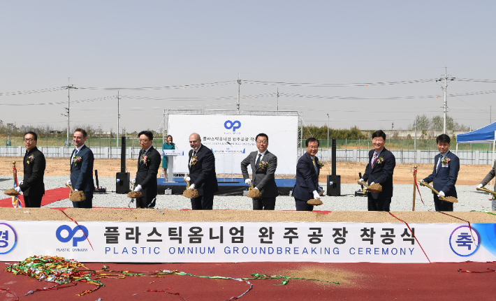 전북 완주군은 완주 봉동읍에 조성된 '테크노밸리 제2산단'의 입주 예정기업 투자계획 규모가 7500억 원을 넘었으며, 총 고용인원도 1,200여 명에 육박하는 것으로 집계됐다고 27일 밝혔다. 완주군