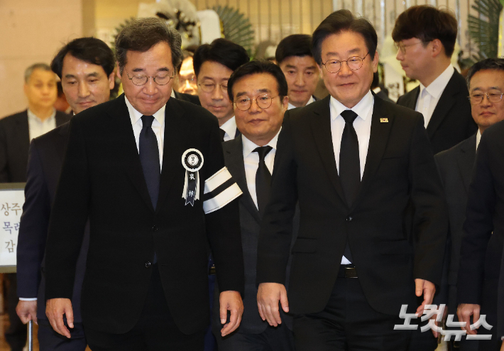 이낙연 더불어민주당 전 대표(왼쪽)가 지난 9일 빈소가 마련된 서울 강남구 삼성서울병원 장례식장을 찾아 조문을 마친 이재명 더불어민주당 대표를 배웅하는 모습. 윤창원 기자