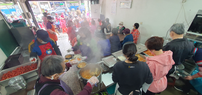 25일 인천 서구 '나눔의 울타리' 무료급식소에서 자원봉사자들이 급식소를 찾아 온 어르신들에게 배식을 하고 있다. 광명의집 제공