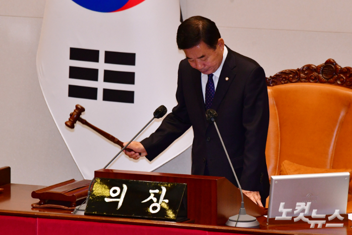 김진표 국회의장이 지난 27일 서울 여의도 국회에서 열린 제 405회 국회(임시회) 제5차 본회의에서 의사봉을 두드리는 모습. 윤창원 기자