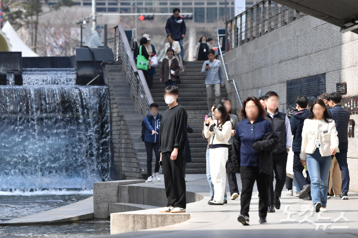 서울 중구 청계천에서 시민들이 산책을 하고 있다. 류영주 기자