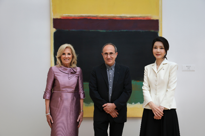 윤석열 대통령과 미국을 국빈 방문 중인 김건희 여사가 조 바이든 미국 대통령의 부인 질 바이든 여사와 26일(현지시간) 워싱턴DC 국립미술관에서 열린 마크 로스코 작품전을 관람한 뒤 해리 쿠퍼 수석 큐레이터(가운데)와 기념촬영을 하고 있다. 연합뉴스