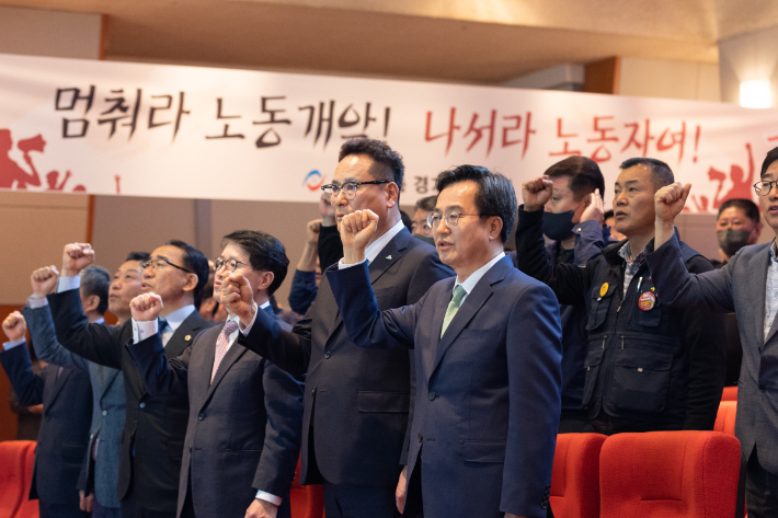 28일 오전 경기종합노동복지회관에서 열린 제133주년 노동절 기념행사에서 김동연 경기도지사가 노총가를 제창하고 있다. 경기도 제공