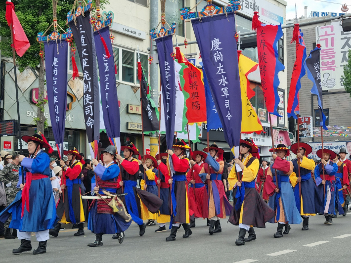 아산 성웅 이순신축제의 시작을 알리는 삼도수군통제사의 출정행렬. 인상준 기자