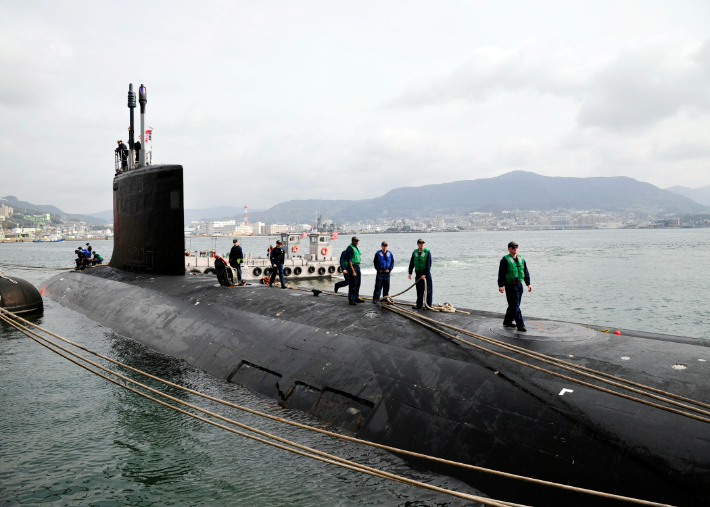 2012년 3월 일본 나가사키현 사세보에 입항하는 미 해군의 버지니아급 SSN 노스 캐롤라이나함. 미 국방부 영상정보시스템