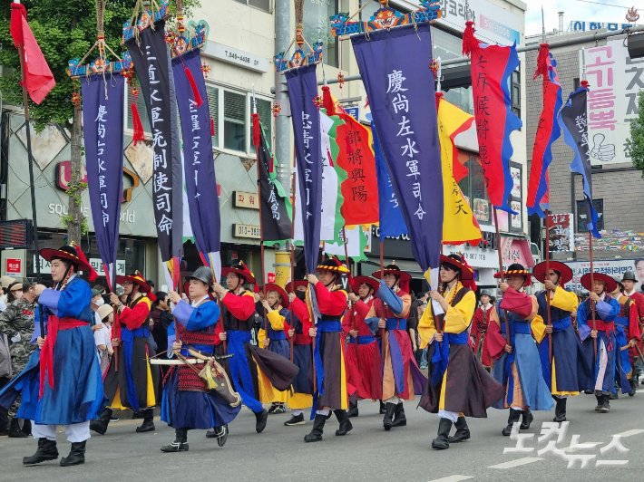 아산 성웅 이순신축제의 시작을 알리는 삼도수군통제사의 출정행렬. 인상준 기자