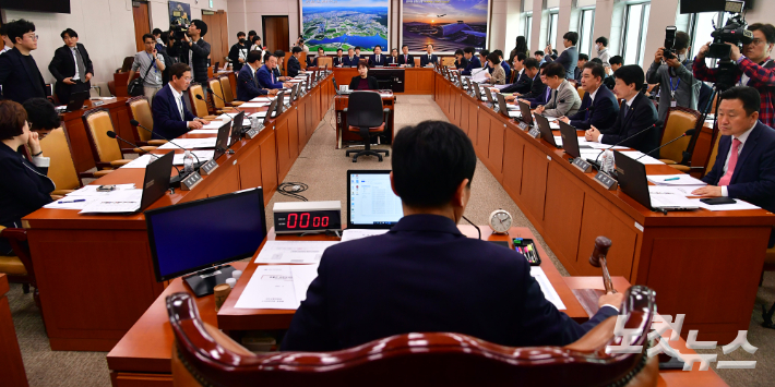 지난 28일 서울 여의도 국회에서 국토교통위원회 전세사기 피해 지원 특별법 논의를 위한 전체회의가 열리고 있다. 윤창원 기자