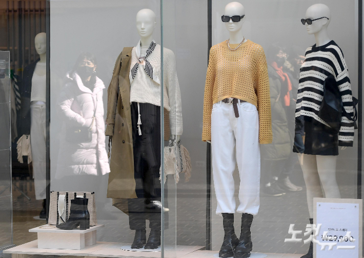 서울 명동 상점 의류 상점 쇼윈도에 봄옷이 진열돼 있다. 박종민 기자