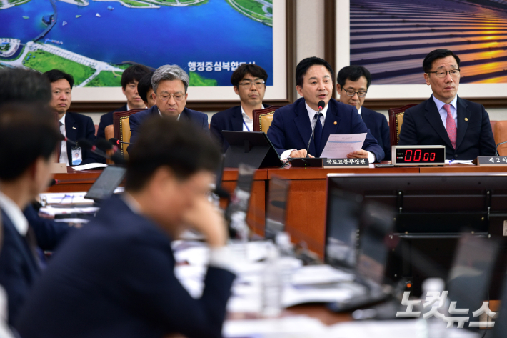 지난 28일 서울 여의도 국회에서 열린 국토교통위원회 전세사기 피해 지원 특별법 논의를 위한 전체회의에서 원희룡 국토교통부 장관이 의원 질의에 답변을 하고 있다. 윤창원 기자