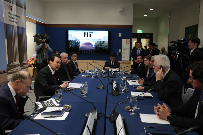 미국을 국빈 방문한 윤석열 대통령이 28일(현지시간) 보스턴 인근 매사추세츠 공과대학교에서 열린 MIT 디지털바이오 석학과의 대화에서 발언하고 있다. 연합뉴스