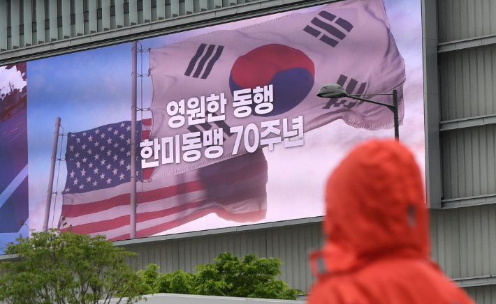 윤석열 대통령이 한미동맹 70주년을 맞아 5박 7일 동안 미국을 국빈 방문한 가운데 25일 오전 서울 종로구 대한민국역사박물관에 한미동맹 70주년 기념 영상이 송출되고 있다. 류영주 기자