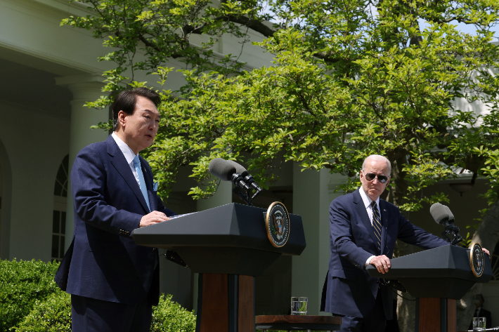 공동기자회견 하는 한미 정상     (워싱턴=연합뉴스) 진성철 기자 = 미국을 국빈 방문한 윤석열 대통령과 조 바이든 미국 대통령이 26일(현지시간) 워싱턴DC 백악관 로즈가든에서 공동기자회견을 하고 있다.  2023.4.27  [공동취재]     zjin@yna.co.kr (끝)   연합뉴스