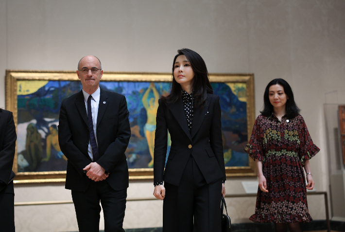 보스턴미술관 소장 작품 관람하는 김건희 여사     (보스턴=연합뉴스) 임헌정 기자 = 윤석열 대통령과 미국을 국빈 방문 중인 김건희 여사가 28일(현지시간) 보스턴 미술관을 방문, 소장 작품을 관람하고 있다. 2023.4.29 [공동취재]     kane@yna.co.kr (끝)   연합뉴스