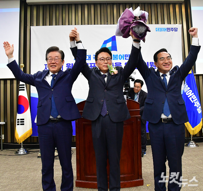 28일 서울 여의도 국회에서 열린 제21대 국회 더불어민주당 '제4기 원내대표 선출을 위한 의원총회'에서 선출된 박광온 신임 원내대표(가운데)가 이재명 대표(왼쪽), 박홍근 전 원내대표와 기념촬영을 하고 있다. 윤창원 기자