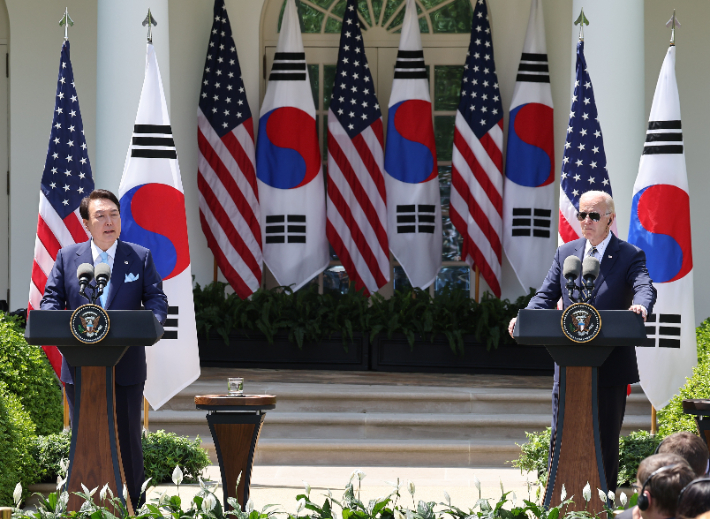 미국을 국빈 방문한 윤석열 대통령과 조 바이든 미국 대통령이 지난 26일(현지시간) 워싱턴DC 백악관 로즈가든에서 공동 기자회견을 하는 모습. 연합뉴스