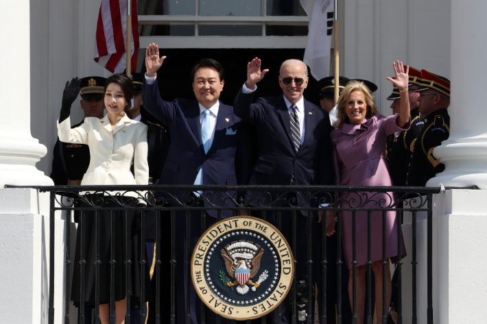 미국을 국빈 방문한 윤석열 대통령 부부와 조 바이든 미국 대통령 부부가 지난 26일(현지시간) 워싱턴DC 백악관 사우스론에서 열린 공식 환영식이 끝난 뒤 발코니에 서서 인사하는 모습. 연합뉴스