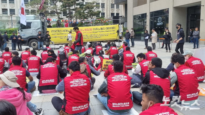 30일 오후 2시 서울 용산구 용산역 광장에서 이주노동자들이 '2023 세계노동절 강제노동 철페! 이주노동자 메이데이' 집회를 열었다. 민소운 기자