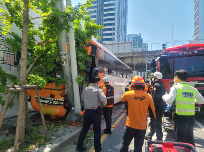 30일 부산 부산진구 교차로 시내버스 교통사고 현장. 부산소방재난본부 제공