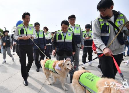 반려견 순찰대 모의순찰 나선 오세훈 서울시장