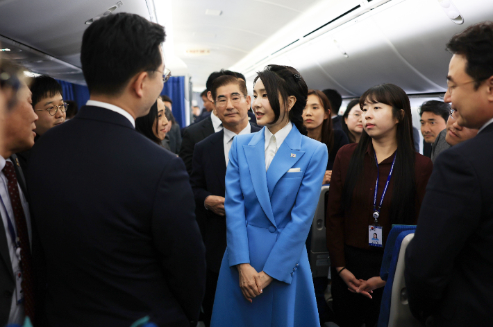 윤석열 대통령과 미국 국빈 방문 일정을마친  김건희 여사가 29일(현지시간) 보스턴 로건 국제공항 출발에 앞서 공군 1호기 기내를 돌며 동행 기자들과 인사하는 모습. 연합뉴스