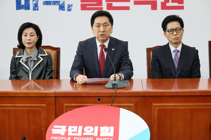 왼쪽부터 신의진 당무감사위원장, 김 대표, 황정근 중앙윤리위원장. 연합뉴스