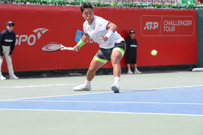 '이것이 미스터 포핸드!' 한국 남자 테니스 기대주 정윤성은 강력한 포핸드가 일품이라는 평가를 받는다. 서울오픈 챌린저