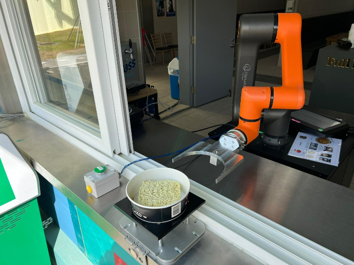 라면 끓이는 로봇. 경남도청 제공