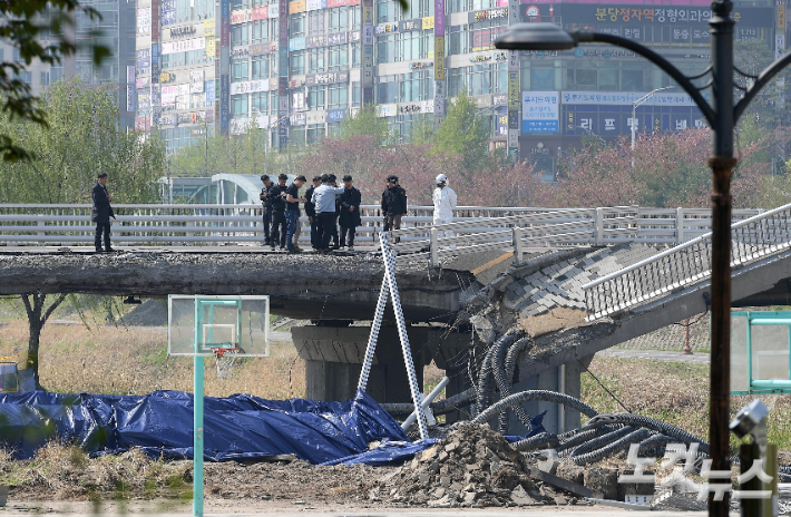 보행로 붕괴사고가 발생한 경기도 성남시 정자교에서 지난달 7일 합동감식이 진행되고 있다. 성남=박종민 기자