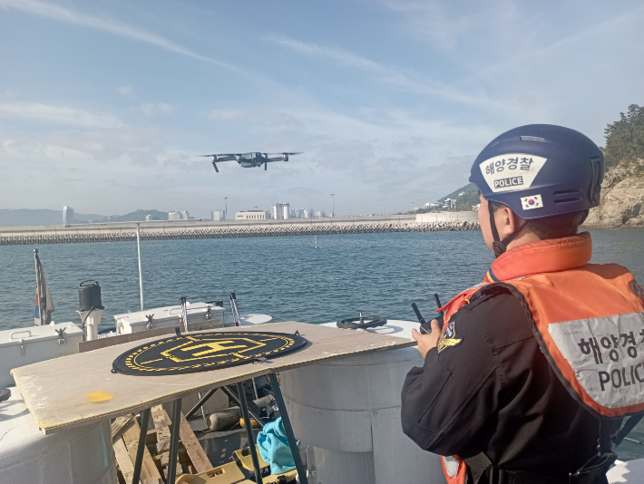 해경 경비함정 드론 순찰팀이 해상 순찰 중이다. 여수해경 제공