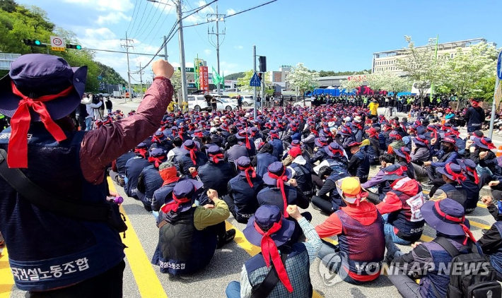 노동절인 1일 오후 춘천지방법원 강릉지원 앞에서 건설노조원들이 검찰과 정부를 규탄하는 긴급 집회를 벌이고 있다. 연합뉴스