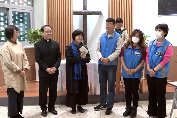 예배 참석자들은 "해고의 부당함을 주장하며 회사 앞에 농성 천막을 꾸렸으나 계고장도 보내지 않고 여성 노동자 홀로 지키는 농성 찬막을 커터 칼과 가위로 뜯어 버린 서울 중구청의 용역들에게는 인간이 아닌 불법 적치물 취급을 받아야 했고, 시민의 안전을 위해 복무한다고 주장하는 남대문 경찰서 경찰들에게는 비시민처럼 대우받아야 했던 세종호텔 노동자들의 이야기에 귀 기울이기를 원한다"고 기도했다.