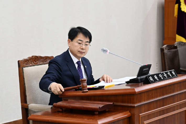 부산시의회 예산결산특별위원회는 1일 시와 시교육청이 요구한 올해 첫 추경 예산안을 밤샘 계수조정 끝에 수정 의결했다.사진은 윤일현 예결특위 위원장. 부산시의회 제공