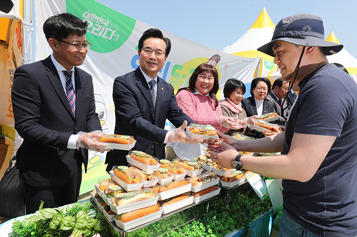 정황근 농림축산식품부 장관(가운데)와 김만섭 오리자조금관리위원회 위원장(왼쪽), 오리소비촉진 광고모델 개그우먼 김민경씨가 시민들에게 오리 핫덕팩을 나눠주고 있다. 농림축산식품부 제공