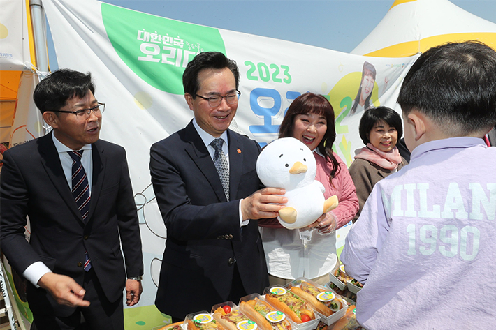 정황근 농림축산식품부 장관(가운데)이 김만섭 오리자조금관리위원회 위원장(왼쪽), 오리소비촉진 광고모델 개그우먼 김민경씨와 함께 아이에게 오리 인형을 전달하고 있다. 농림축산식품부 제공