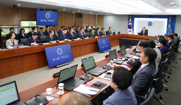 윤석열 대통령이 2일 서울 용산 대통령실 청사에서 열린 국무회의에서 발언하고 있다. 연합뉴스