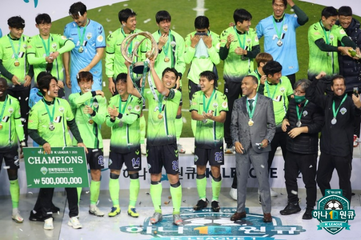2020시즌 선수 은퇴 당시 전북 현대에서 우승 트로피를 들어 올린 이동국(가운데). 한국프로축구연맹