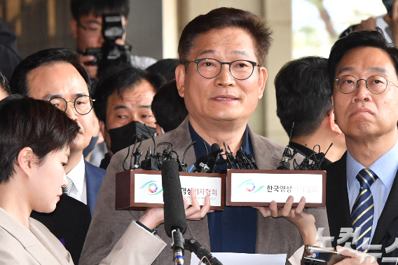 더불어민주당 '2021년 전당대회 돈봉투 의혹'의 핵심 피의자로 지목된 송영길 전 대표가 2일 오전 서울 서초구 서울중앙지방검찰청에 자진 출석했지만 검찰이 '조사 일정 정해지지 않았다'며 로비에서 돌려보내 조사를 받지 못한 채 입장을 밝히고 있다. 류영주 기자