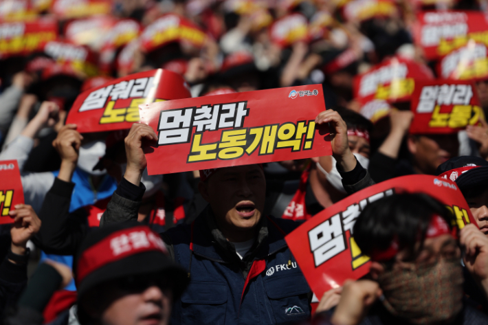 1일 오후 서울 영등포구 여의대로에서 한국노총 전국노동자대회가 열리고 있다. 연합뉴스