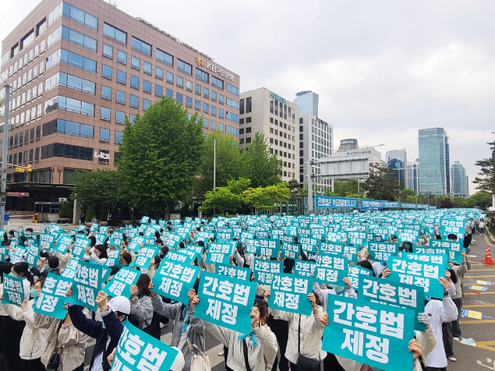 지난달 26일 국회 본회의를 하루 앞두고 국회의사당 앞에서 간호법 제정안 통과를 촉구하고 있는 간호사들. 대한간호협회 제공 