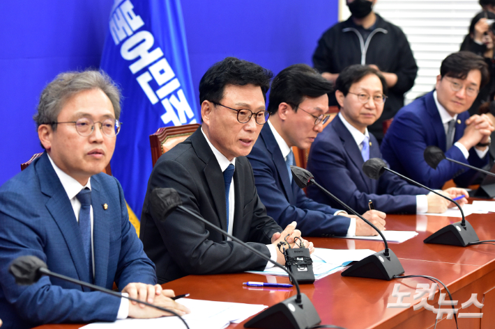 더불어민주당 박광온 원내대표가 2일 서울 여의도 국회에서 열린 원내대책회의에서 발언을 하고 있다. 윤창원 기자