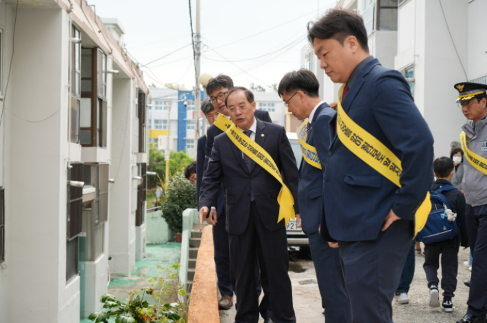 부산시교육청은 사고가 발생하기 3주 전인 지난달 6일 영도구 청동초등학교에서 '통학 안전망 구축 협업' 선포식을 열었다. 이날 하윤수 부산교육감과 영도지역 기관장들은 청동초등학교 등굣길을 점검했다. 부산시교육청 제공