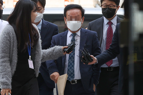 김인섭 전 한국하우징기술 대표가 14일 오전 서울 서초구 서울중앙지방법원에서 열린 구속 전 피의자 심문에 출석하고 있다. 연합뉴스