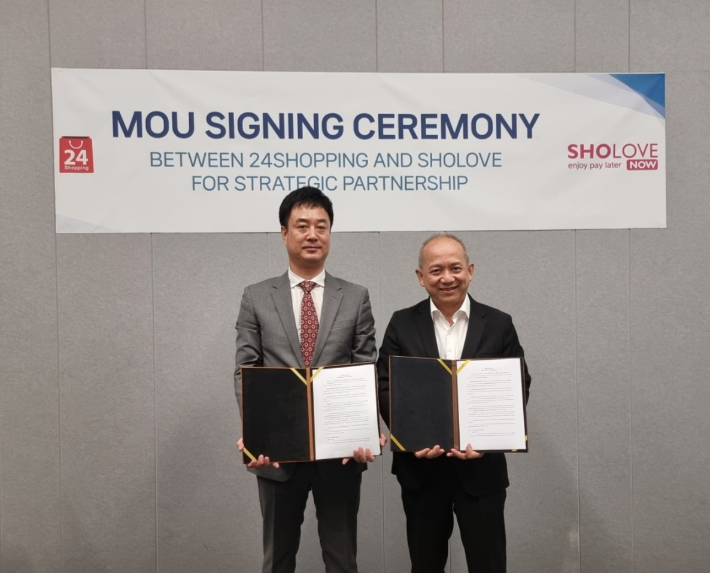 '가치 소비 향상을 위한 전략적 협업관계 구축' 양해각서(MOU)를 체결한 여태식 쇼럽 대표이사(왼쪽)와 24SHOPPING의 Ampa Yongpisanpop 대표이사. 쇼럽 제공