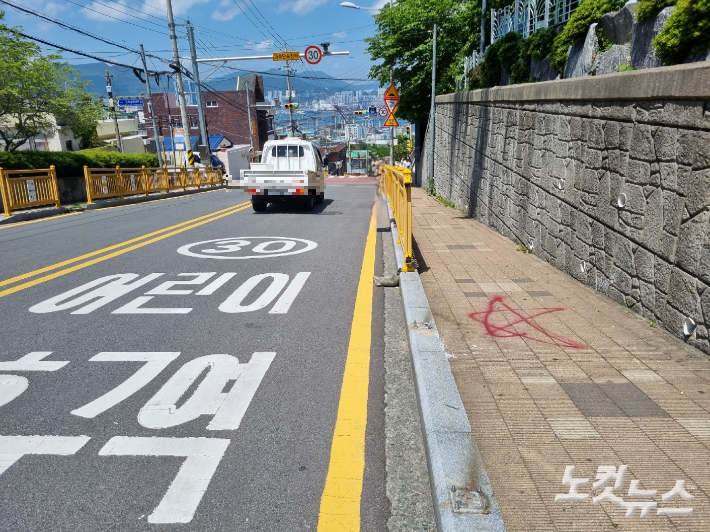 부산 영도구 청학동의 한 공장에서 하역 작업을 하던 중 1.7t짜리 낙하물을 떨어뜨려 초등학교 등굣길을 덮쳤다. 김혜민 기자