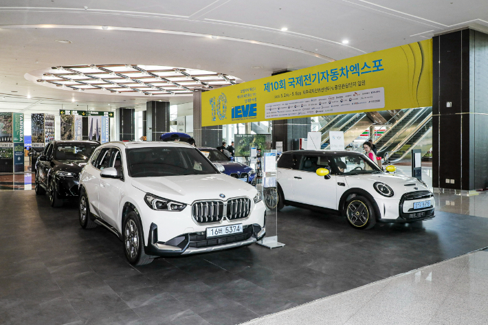 도이치모터스의 BMW 미니 전기차 전시 부스. 한국자동차기자협회 제공