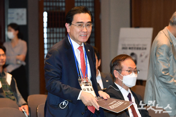 태영호 국민의힘 의원이 24일 오후 서울 중구 한국프레스센터에서 열린 '북한인권 조사기록의 의미 및 북한인권 인식 제고를 위한 민·관·국제사회의 역할' 토론회에 참석하고 있다. 류영주 기자